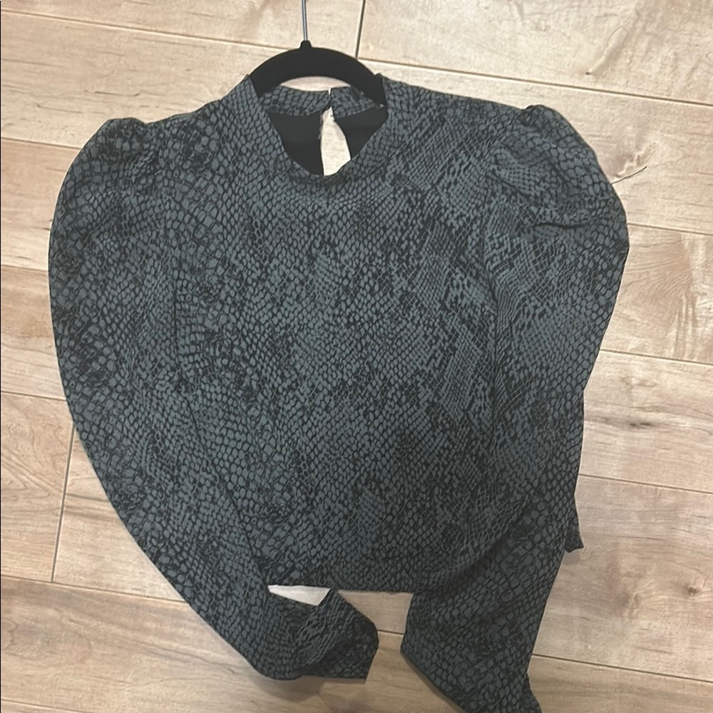 Chic Black and Gray Snake Print Blouse